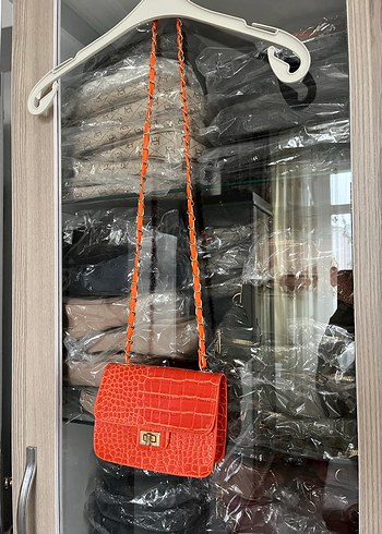 Turuncu Zincir Detaylı Yılan Desenli Deri Çanta - Görsel 2