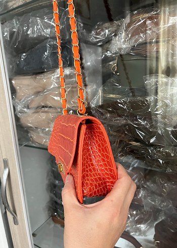 Turuncu Zincir Detaylı Yılan Desenli Deri Çanta - Görsel 7