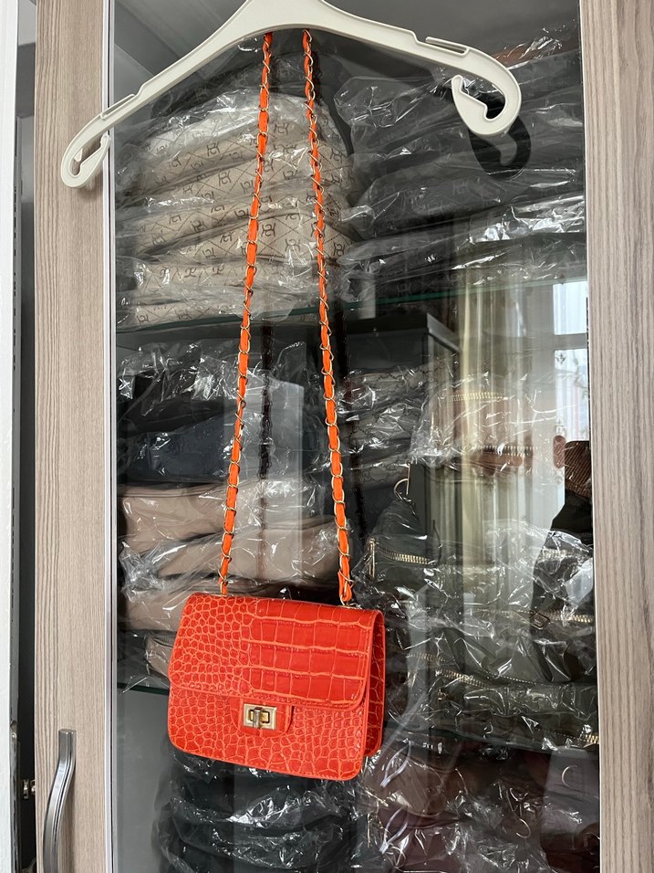 Turuncu Zincir Detaylı Yılan Desenli Deri Çanta - Görsel 2