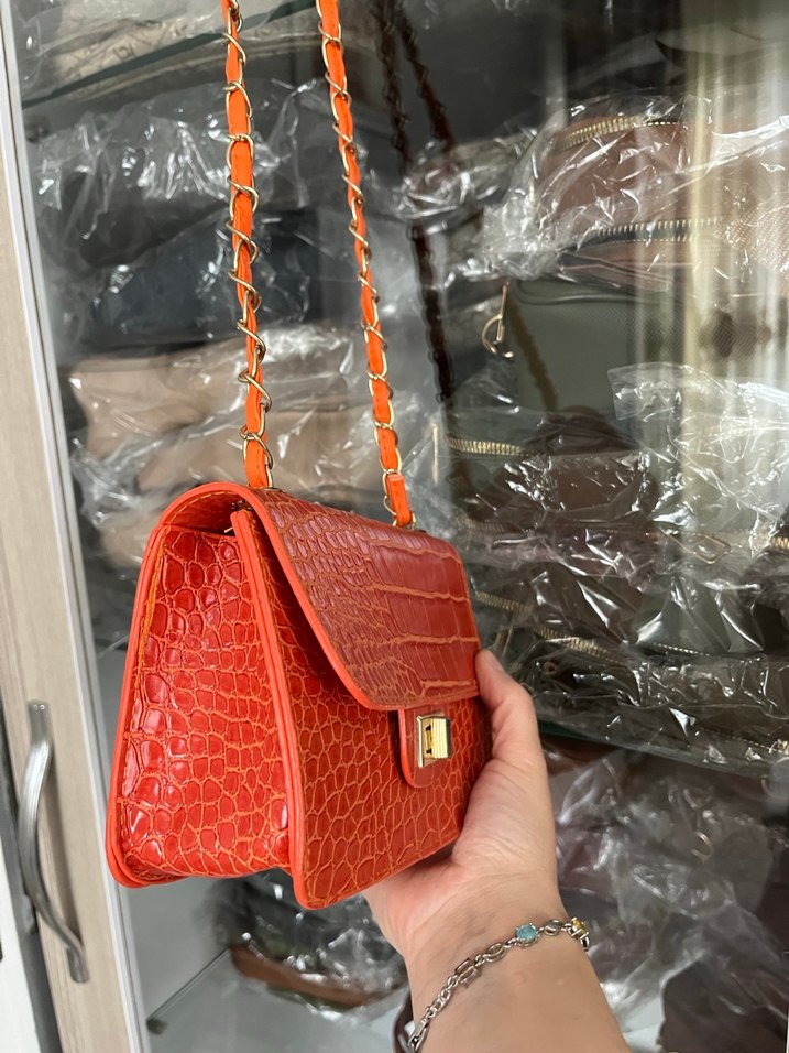 Turuncu Zincir Detaylı Yılan Desenli Deri Çanta - Görsel 5
