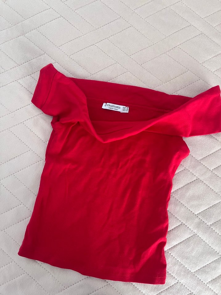 Kırmızı kayık yaka tişört - Görsel 2