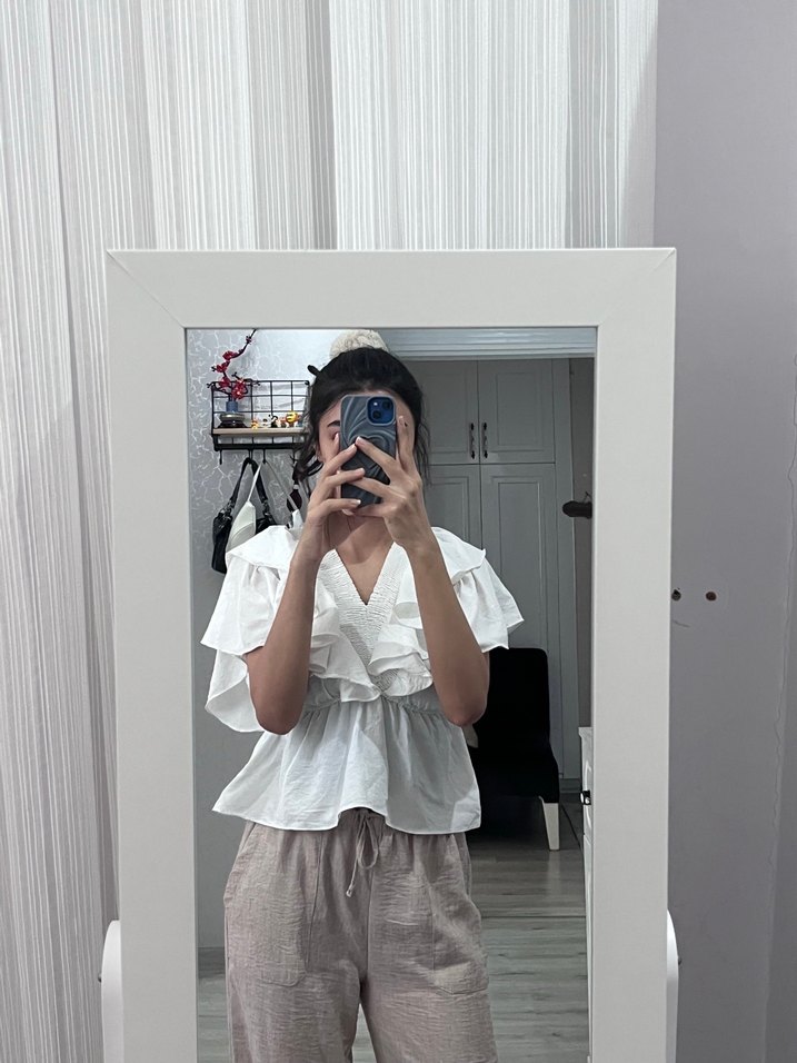 Fırfırlı Beyaz Keten V Yaka Mini Bluz - Görsel 4