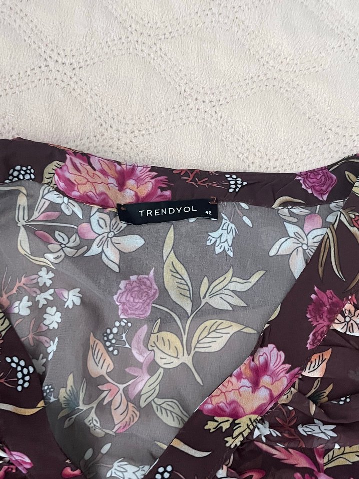 Mor Çiçekli V Yakalı Fırfırlı Bohem Bluz - Görsel 3