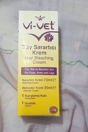 Tüy sarartıcı krem, 1 adet spatula ve bir karıştırma kabı var.
