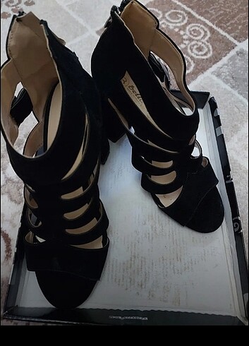 Siyah şeritli topuklu ayakkabı 