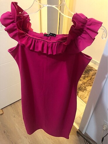 Pembe elbise