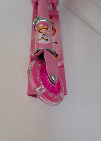 Diğer Renkli Pembe Çocuk Scooter'ı