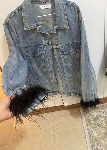 Tüy Detaylı Gri Denim Ceket