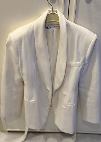 Zara Sikligin Ve Zarafetin Beyaz Blazer Ceket