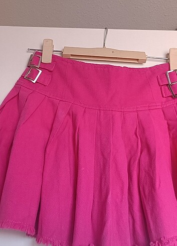Pembe metal aksesuarlı pileli Jean etek