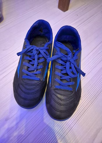 futbol ayakkabısı fakat krampon değil - Görsel 2