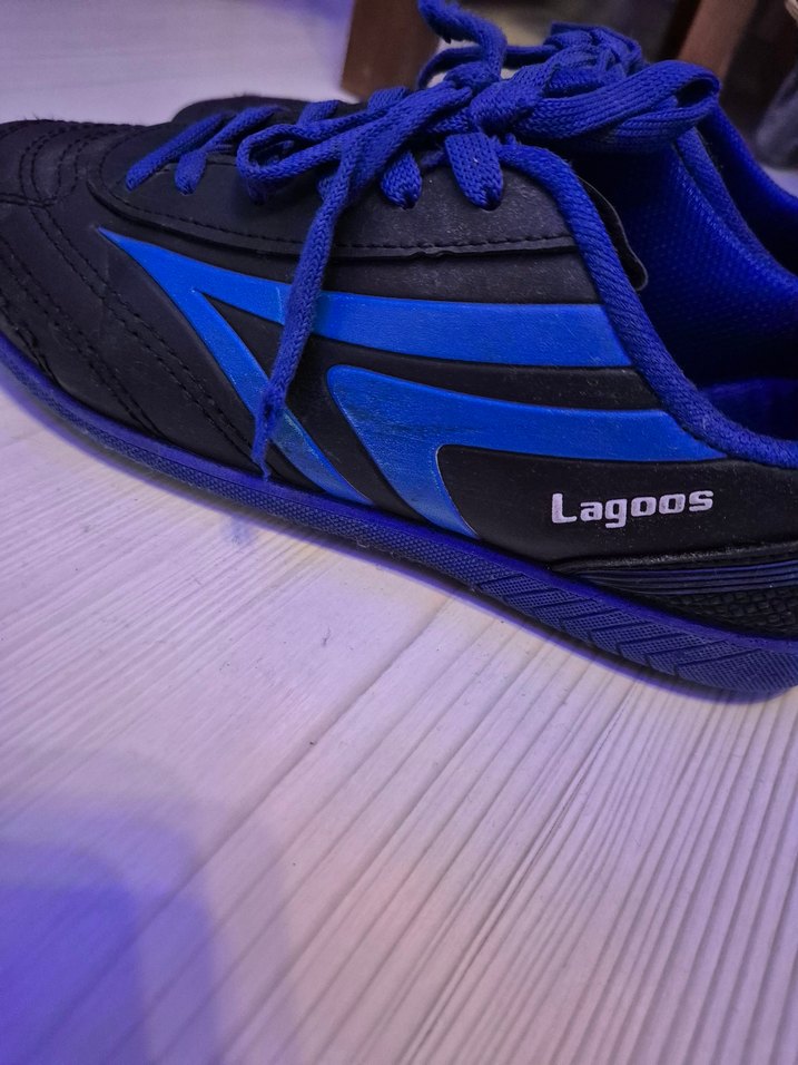 futbol ayakkabısı fakat krampon değil - Görsel 3