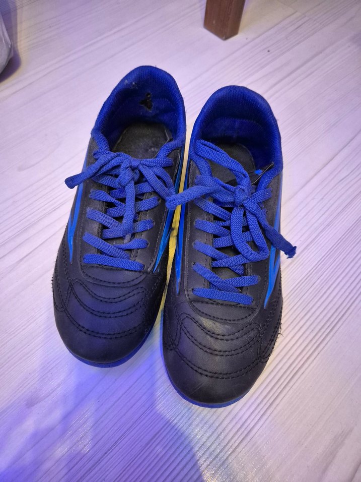 futbol ayakkabısı fakat krampon değil - Görsel 2