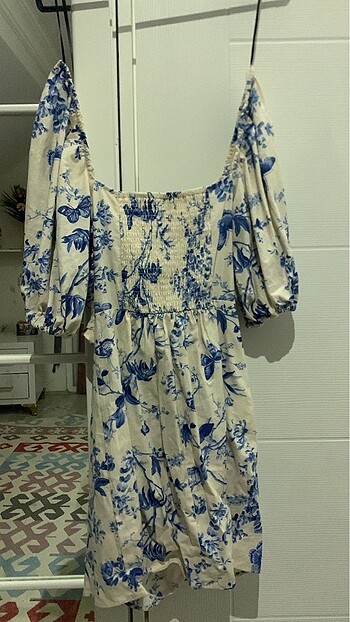 H&M Yazlık bir elbise mavi çiçekli,geri kalan kısmı ekru