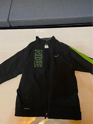 Nike yağmurluk