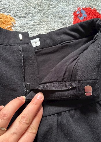 Parlak zımbalı  Siyah Fırfırlı içi şortlu Mini Etek - Görsel 6