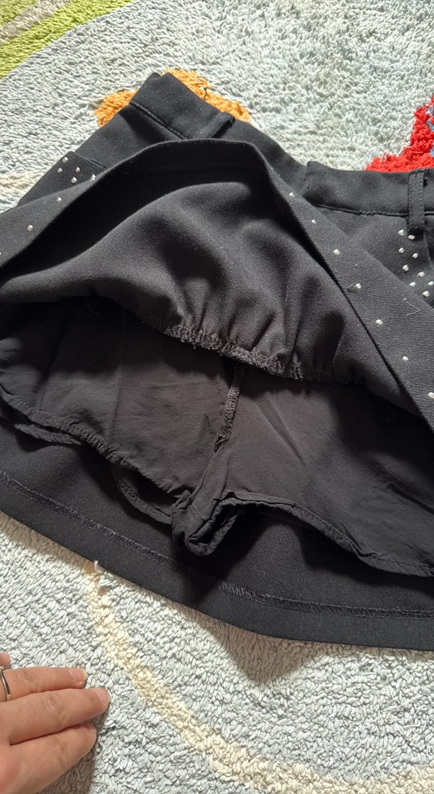 Parlak zımbalı  Siyah Fırfırlı içi şortlu Mini Etek - Görsel 2