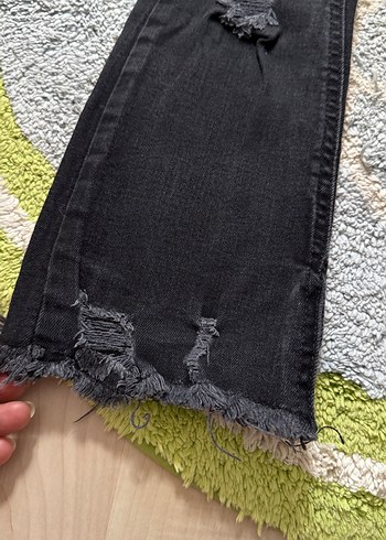 Kız Çocuk Siyah Yırtık Denim Pantolon - Görsel 2