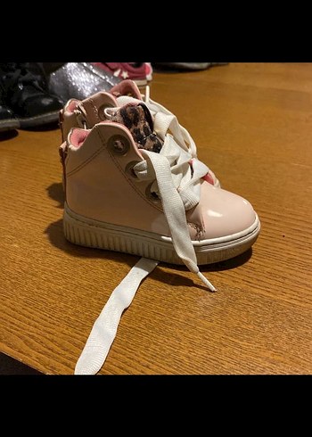 Kızlar için Pembe Leopar Desenli Bağcıklı Spor Ayakkabı - Görsel 3