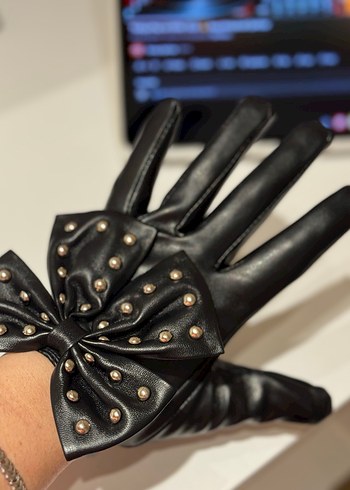 Perçinli Fiyonk Detaylı Siyah Deri Eldiven 6-9 yaş kız çocuk - Görsel 3