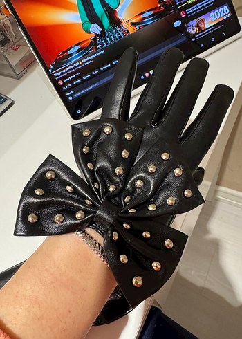 Perçinli Fiyonk Detaylı Siyah Deri Eldiven 6-9 yaş kız çocuk - Görsel 4