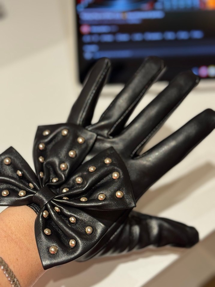Perçinli Fiyonk Detaylı Siyah Deri Eldiven 6-9 yaş kız çocuk - Görsel 3