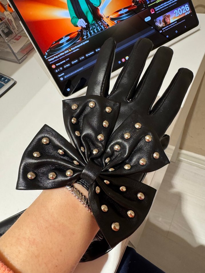 Perçinli Fiyonk Detaylı Siyah Deri Eldiven 6-9 yaş kız çocuk - Görsel 4