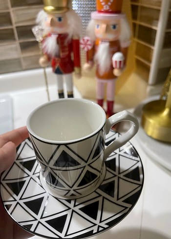 Siyah Beyaz Geometrik Desenli Fincan ve Tabak - Görsel 2