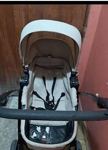 Kırık bebek arabası