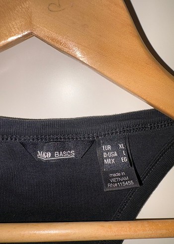 Siyah Yüksek Yakalı Kolsuz Atlet - Görsel 3