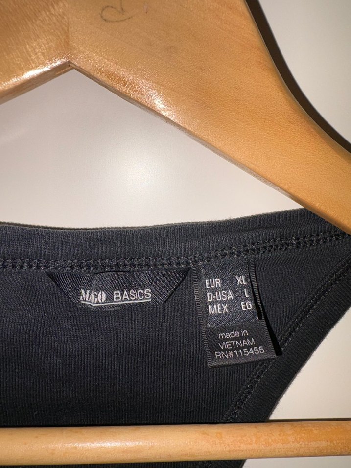 Siyah Yüksek Yakalı Kolsuz Atlet - Görsel 3