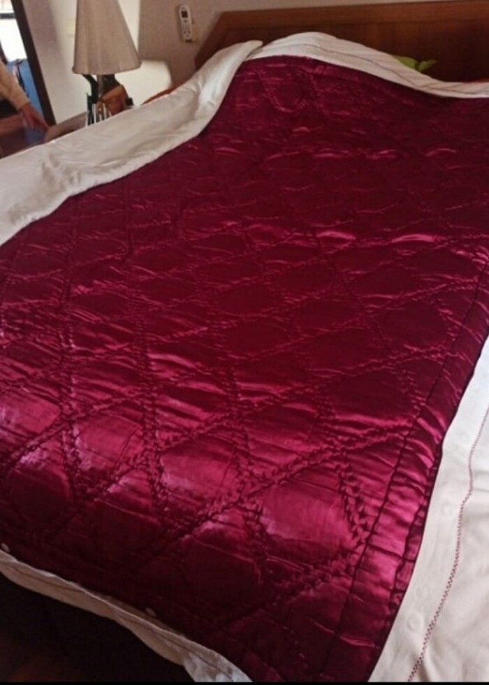 Bordo saten yorgan - Görsel 2