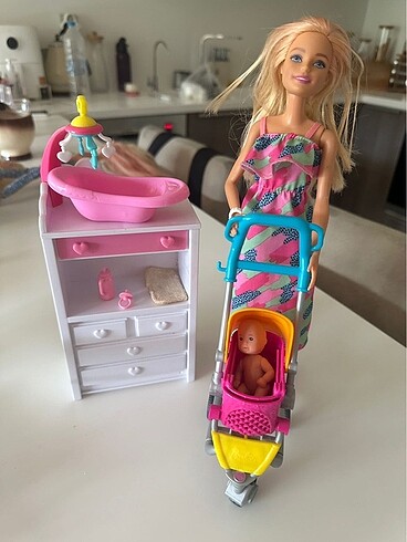 Barbie ve bebeği