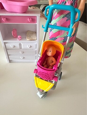  Beden Renk Barbie ve bebeği