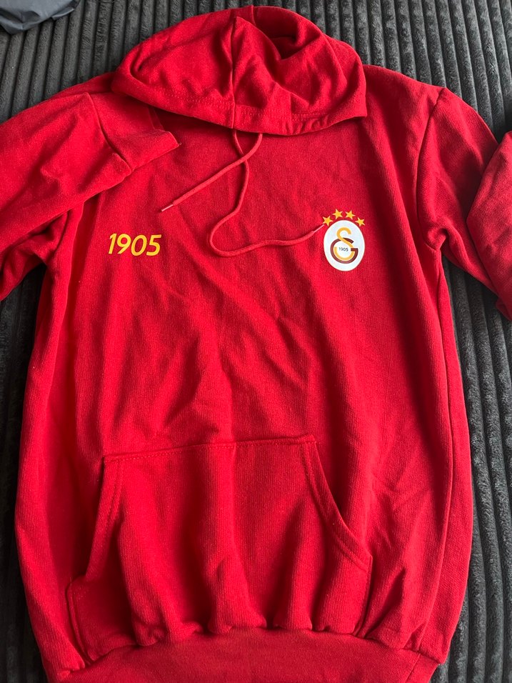 Kırmızı Kapüşonlu Sweatshirt 1905 Baskılı - Görsel 2
