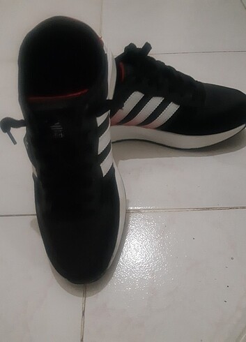 Adidas Adidas spor ayakkabı orijinal değildir. A kalitedir.