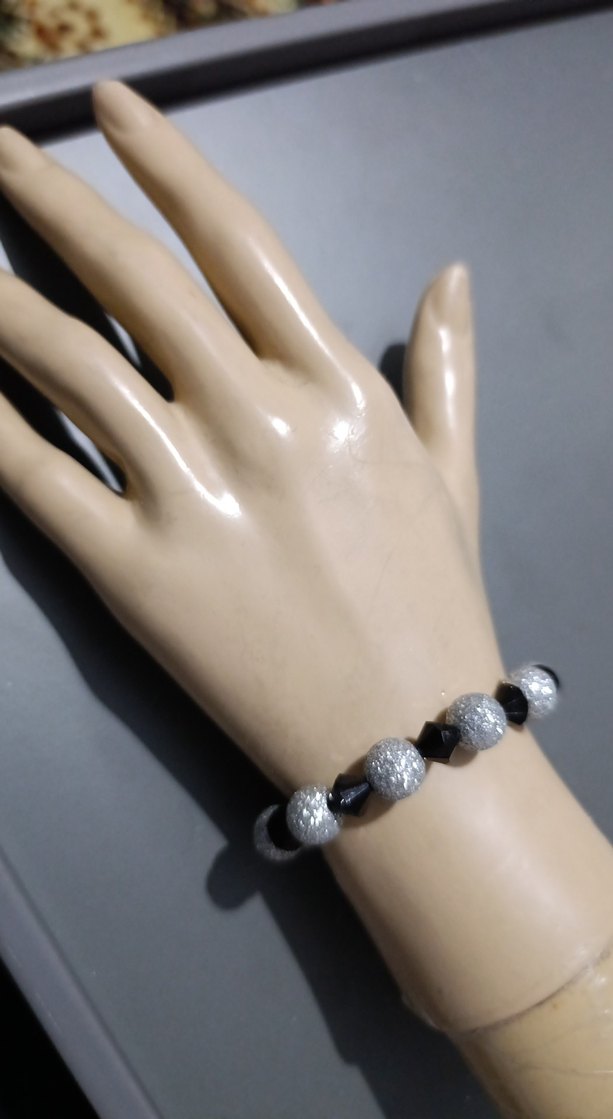 Gri siyah Boncuklu Gotik Bileklik - Görsel 2