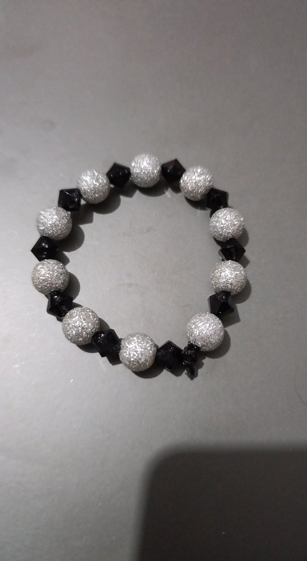 Gri siyah Boncuklu Gotik Bileklik - Görsel 3