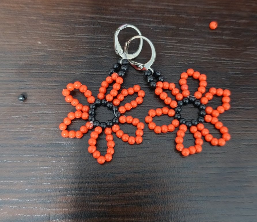 Turuncu Boncuklu Çiçek Küpe - Görsel 2