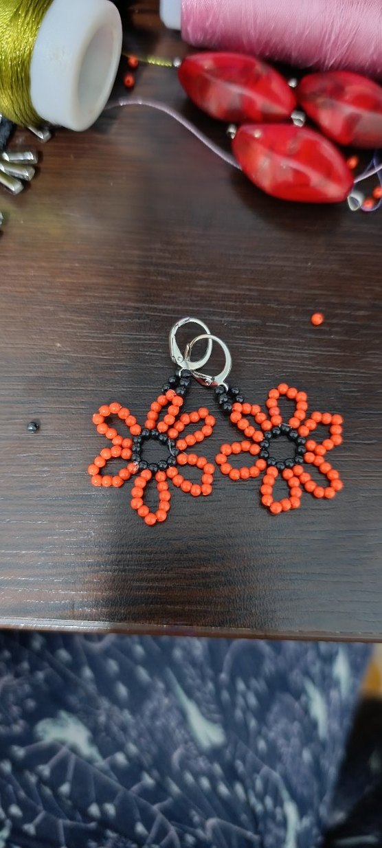 Turuncu Boncuklu Çiçek Küpe - Görsel 3