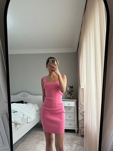 Pembe elbise