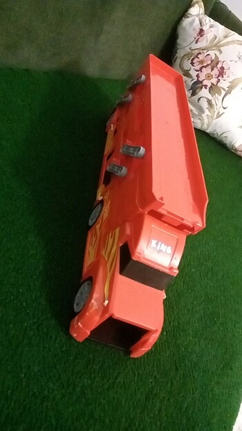 Tir seklinde Hotwheels araba otoparki 
