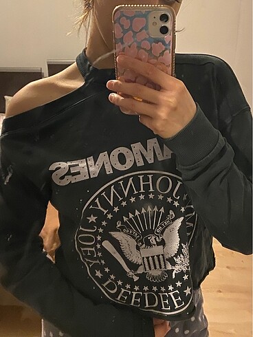 Omuz dekolteli crop sweatshirt
