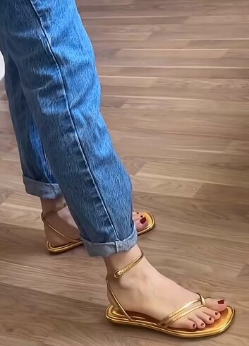 Mango yeni sezon etiketli gold sandalet 