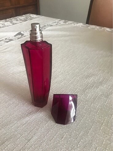  Beden Renk Escada parfüm şişesi