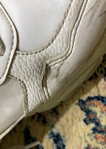 Beyaz Yılan Desenli Bağcıklı Sneakers fotoğrafta göründüğü gibi - Görsel 4