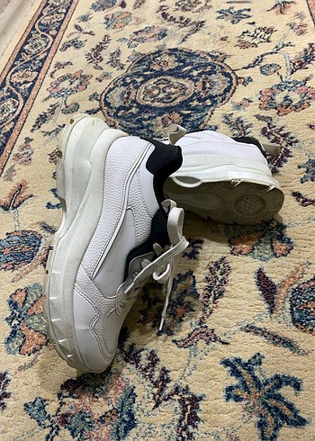 Beyaz Yılan Desenli Bağcıklı Sneakers fotoğrafta göründüğü gibi - Görsel 3