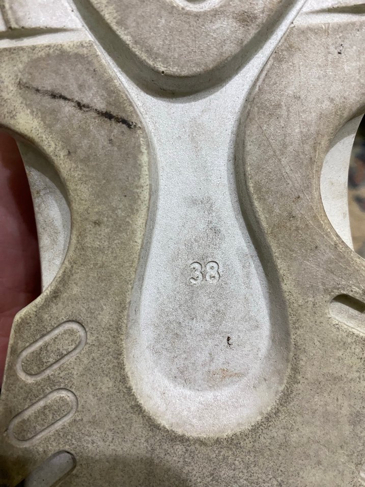 Beyaz Yılan Desenli Bağcıklı Sneakers fotoğrafta göründüğü gibi - Görsel 2