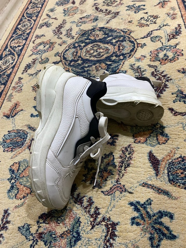 Beyaz Yılan Desenli Bağcıklı Sneakers fotoğrafta göründüğü gibi - Görsel 3