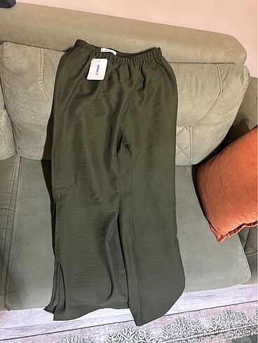 LC Waikiki Yanları yırtmaçlı pantolon